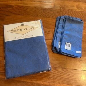 NWT 70” round tablecloth & 4 matching cloth napkins. Wedgewood/Williamsburg blue